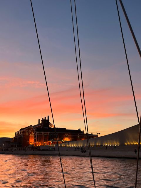 Lisbon: 2H Sunset Boat Cruise Tour with Drinks - The route and what each famous stop looks like from the river