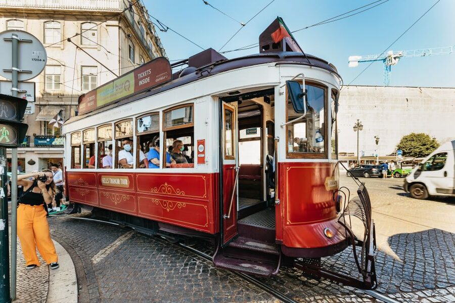 Lisbon: 72/96-Hour Hop-On Hop-Off Bus, Tram & Boat Ticket - Riding the Modern Purple line: Azulejos, Oceanário, and Expo-era Lisbon