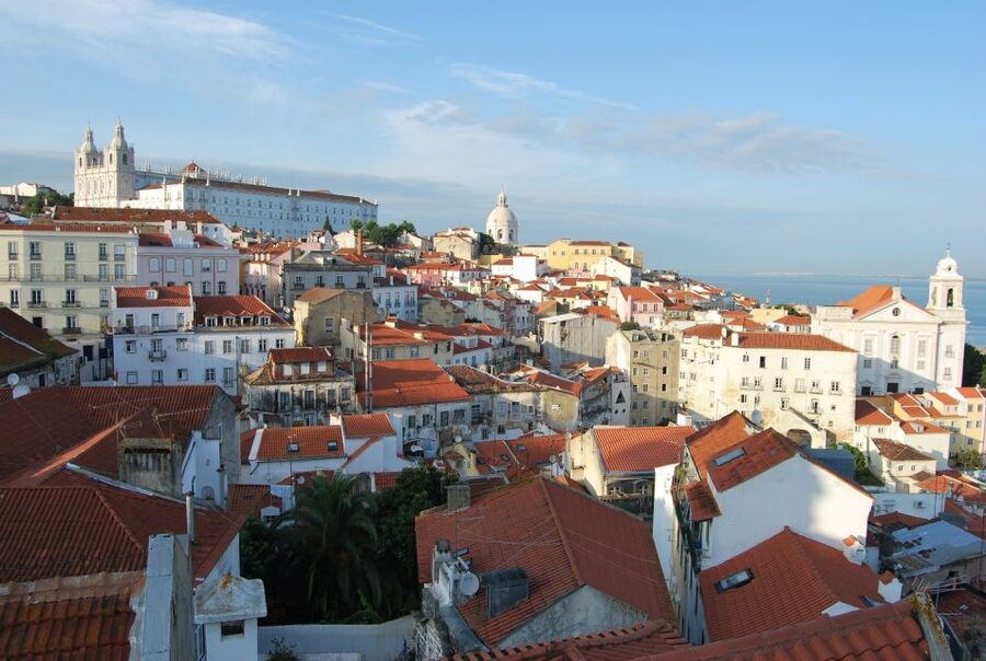 Lisbon: Alfama and São Jorge Castle Quarters Walking Tour - Alfama’s maze, secret stairways, and why the streets feel alive