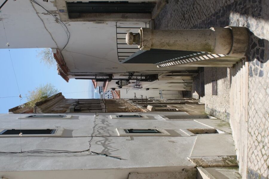 Lisbon: Alfama and São Jorge Castle Quarters Walking Tour - Lisbon Cathedral: a guided look at mixed architectural styles