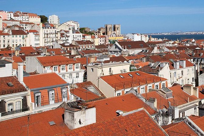 Lisbon: Alfama District Walking Tour - Stop 1: Alfama streets and the 1755 earthquake survivors