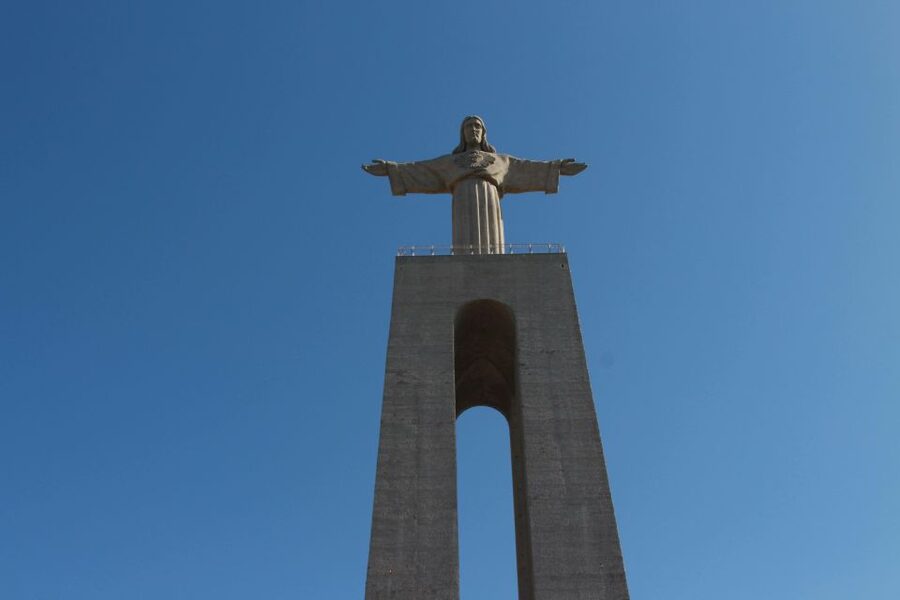 Lisbon: Arrábida and Sesimbra Day Trip with Wine - Sesimbra Fishing Village: Lunch on Your Own and Optional Swimming