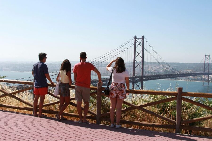 Lisbon: Arrábida and Sesimbra Day Trip with Wine - Christ the King Statue Stop for One Last Lisbon View