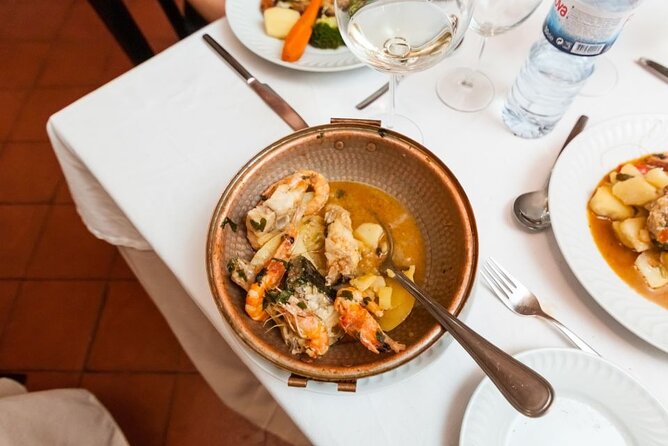 Lisbon: Authentic Fado Show, Dinner and Night Tour - National Pantheon of Santa Engracia: the quick landmark stop