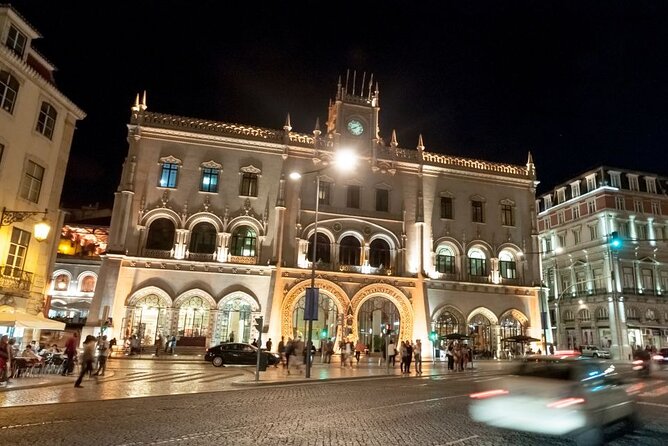 Lisbon: Authentic Fado Show, Dinner and Night Tour - Dinner in a typical Fado restaurant: what you should watch for