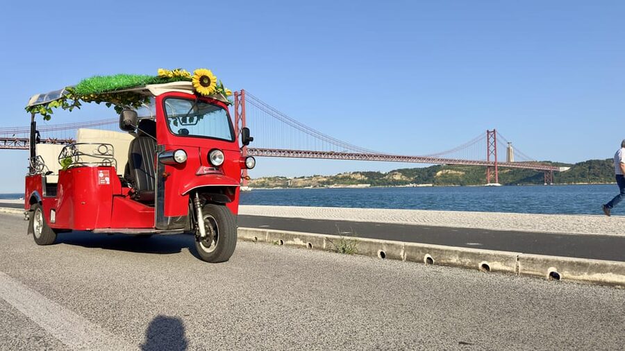 Lisbon: Belém, Sightseeing Tour by Tuk-Tuk - Meeting your guide and starting fast in central Lisbon