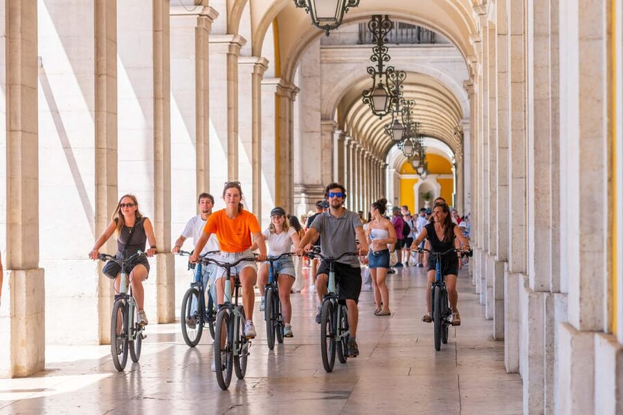 Lisbon Bike Tour: Langs de rivier van Belém naar Lissabon - The route in motion: river views, then classic downtown Lisbon