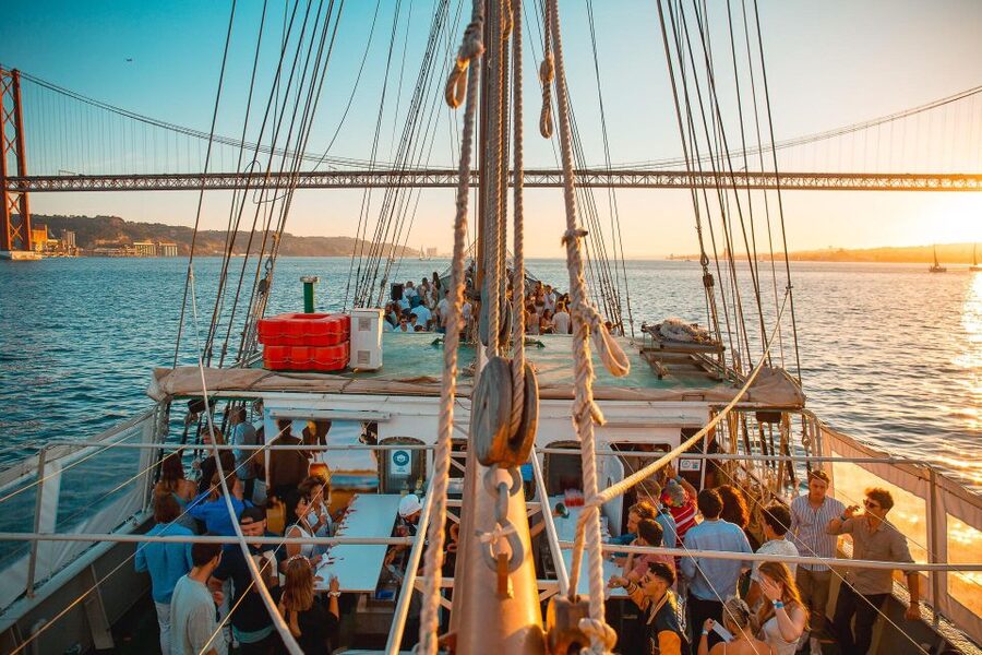 Lisbon Boat Party - Live DJ & Afterparty with VIP Club entry - The live DJ scene: deep house, techno, and pop hits