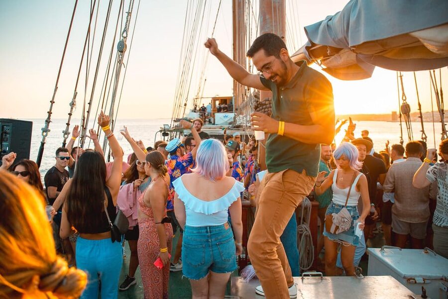 Lisbon Boat Party - Live DJ & Afterparty with VIP Club entry - Drinks and onboard extras: plan your spending like a local