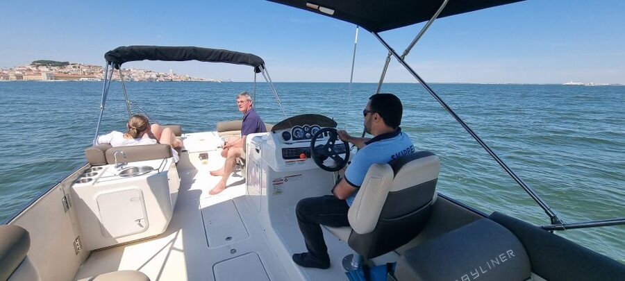 Lisbon: Boat Tour with Champagne - What the guides actually add (beyond pointing)