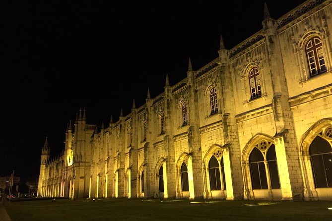 "Lisbon by Night" up to 6 people, private tour - Cláudio Henrique’s guide style: pride, time, and easy-to-follow history