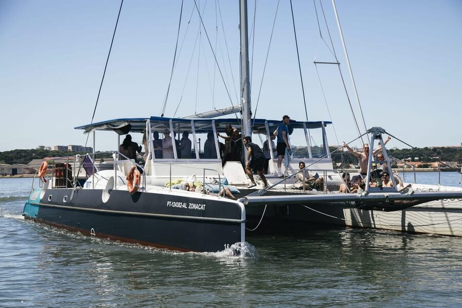 Lisbon: Catamaran Boat Party with Music, Open Bar & Dives - Key things that make this boat party work