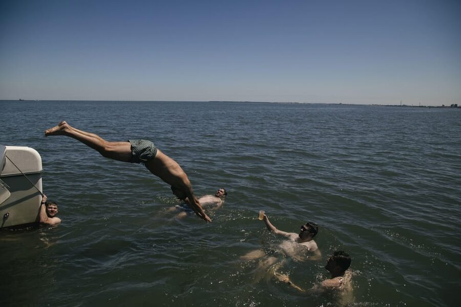 Lisbon: Catamaran Boat Party with Music, Open Bar & Dives - Timing, meeting point, and what to bring for a smooth boarding