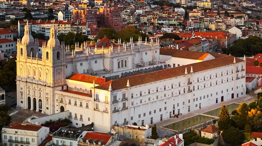 Lisbon: City Highlights Tour by Tuk Tuk - The guide matters, and you can feel it in the details