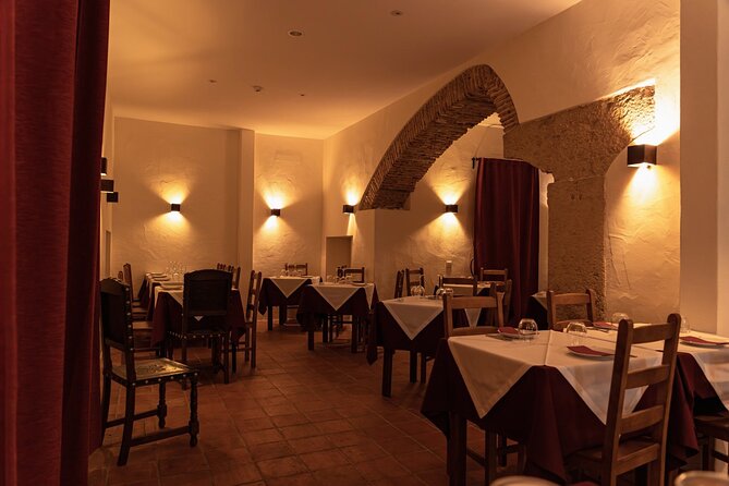 Lisbon: Dinner with Rising Stars of Fado at Canto do Poeta - Service style: what good nights look like in a small room
