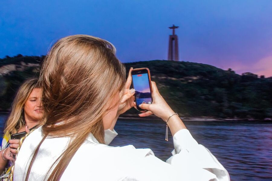 Lisbon: Disco Night Cruise with DJ and Open Bar - Where you meet: finding Estação Fluvial Sul e Sueste fast