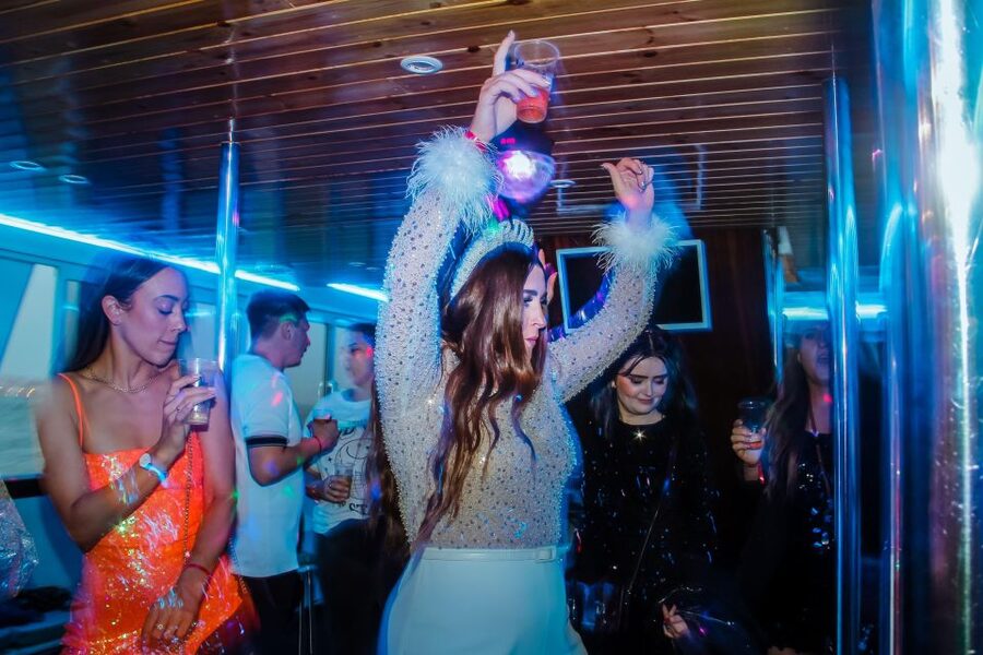 Lisbon: Disco Night Cruise with DJ and Open Bar - Drinks, DJ, and the dance floor rules (and what they mean for you)