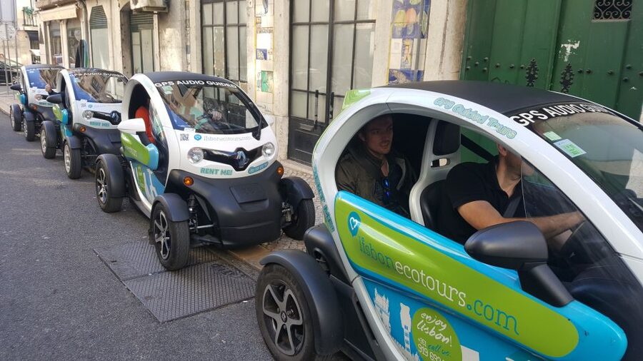 Lisbon: Electric Car Moorish Tour with GPS Audio Guide - Getting started at Rua da Madalena, plus the real-world rain test