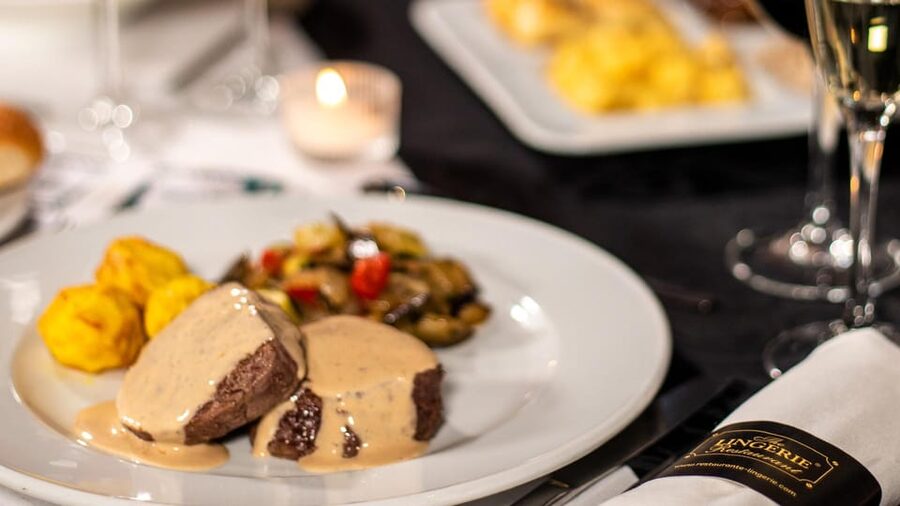 Lisbon: Erotic Cabaret Show and Dinner - Unlimited Portuguese Wine: The Value Plus the Pace