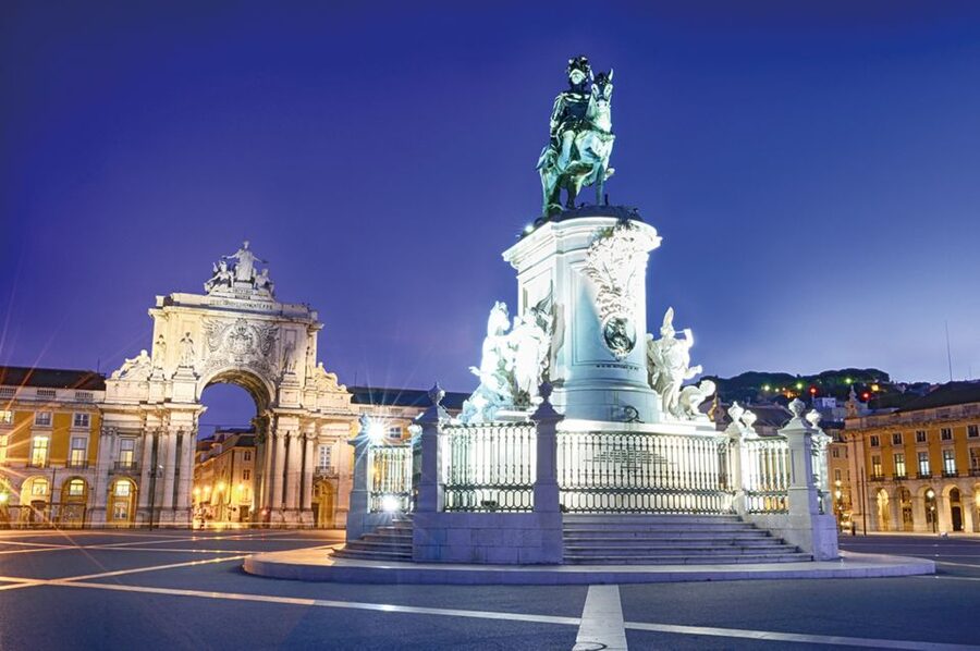 Lisbon: Fado Night Tour Dinner & Show - Getting your bearings: Marquês de Pombal and Avenida da Liberdade at night