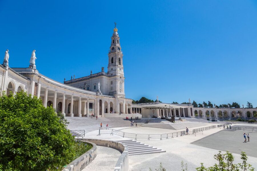 Lisbon: Fatima, Batalha, Nazare and Obidos Tour Hotel Pickup - Lisbon pickup to an 8-seat road trip rhythm