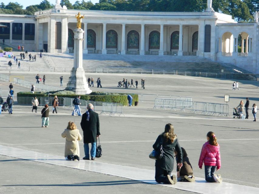 Lisbon: Fatima, Batalha, Nazare and Obidos Tour Hotel Pickup - Lunch planning: it’s on you, so eat smart