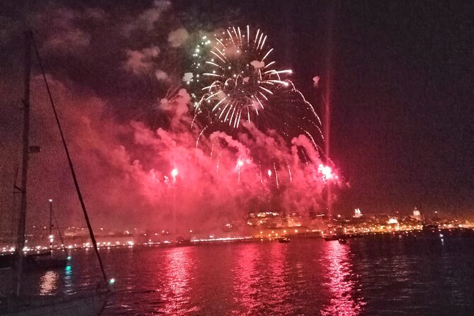 Lisbon: Fireworks, Music and Open Bar in New Year's Eve Cruise - Your route on the Tagus: Terreiro do Paço, 25 de Abril Bridge, and Saint George’s Castle