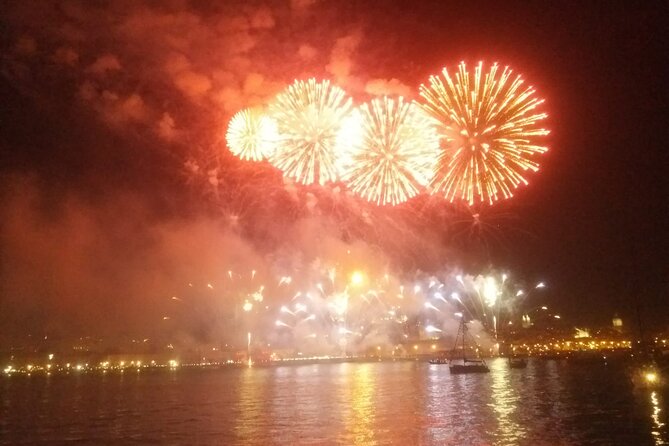 Lisbon: Fireworks, Music and Open Bar in New Year's Eve Cruise - Praça do Comércio, the 1-hour fireworks seat you want
