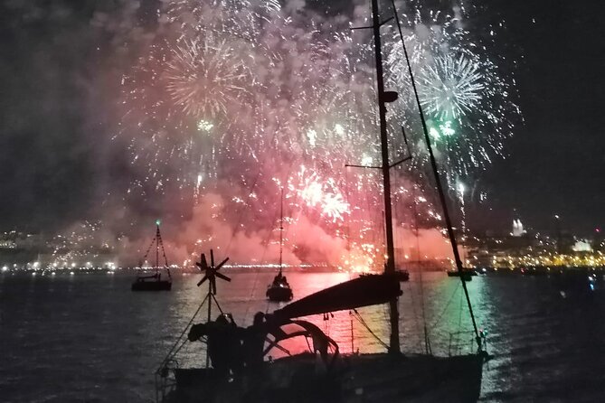 Lisbon: Fireworks, Music and Open Bar in New Year's Eve Cruise - On board vibe and crew attention during a high-pressure night