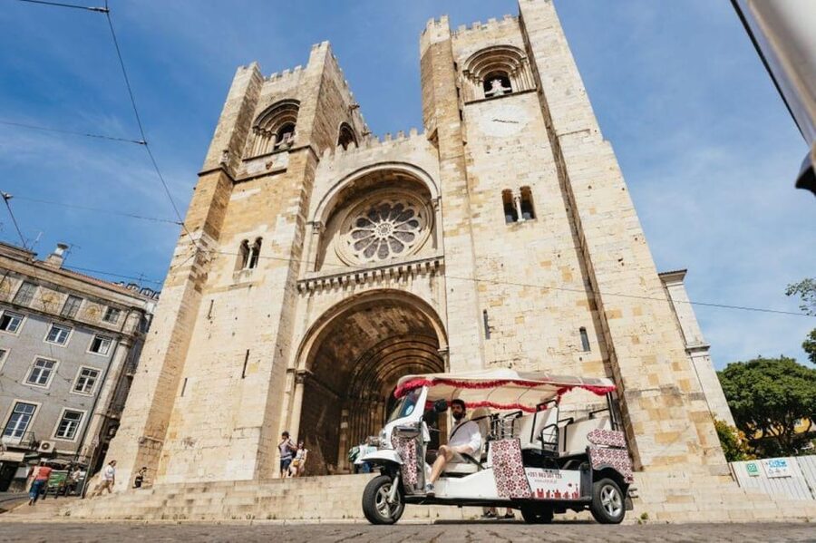Lisbon: Food and Wine Tasting 4-Hours Tuk Tuk Tour - Viewpoints that actually earn their stop time