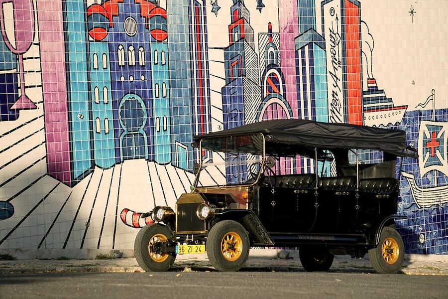 Lisbon: Food and Wine Tasting 4-Hours Tuk Tuk Tour - The one-hour tasting at Wine Hunters Tavern, what you actually get