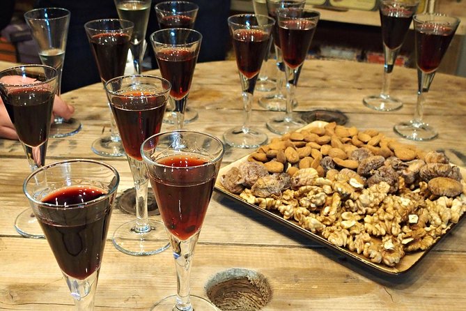 Lisbon Food & Local Drinks Evening Tour by Food Lover Tour - Why the guide can make or break the experience