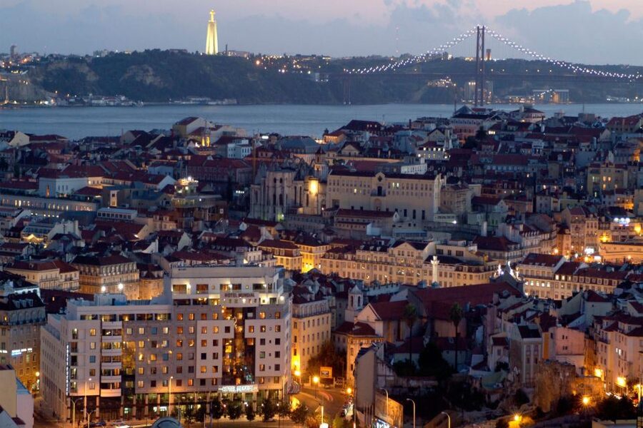 Lisbon: Half-Day Night Group Tour w/ Fado Dinner Show - Fado Dinner Show in Alfama: What You’re Really Paying For