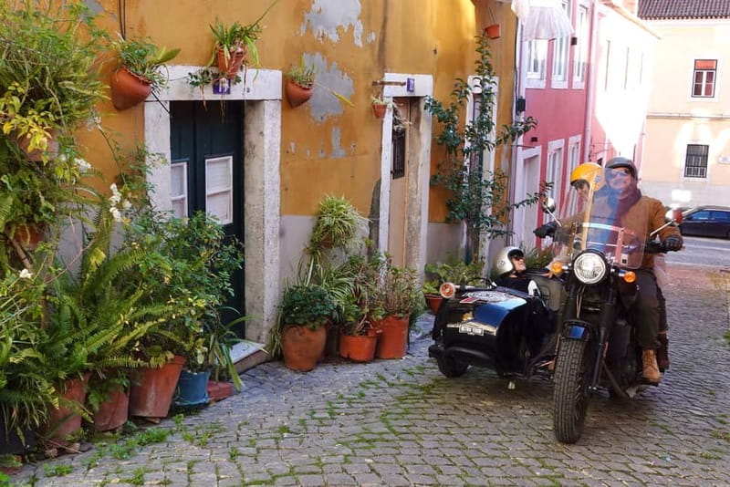 Lisbon : Historic Motorcycle Side-car Tour 1H - How pickup and meeting at Rua Garrett 88 actually feels