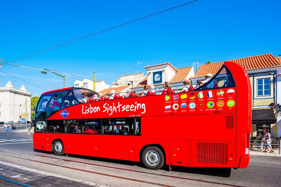 Lisbon: Hop-On Hop-Off Bus Tour - Free digital walking tour for the old quarters, in 5 languages