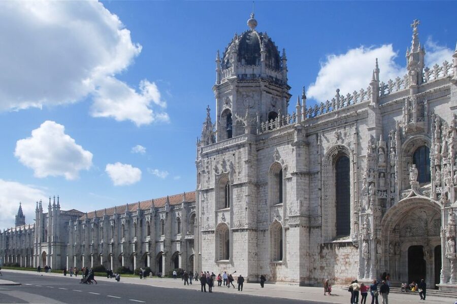 Lisbon in One Day: Full-Day Minivan Historic Tour - Key things you’ll notice right away