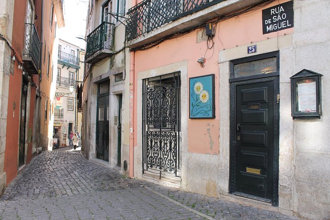 Lisbon in the eye of a Portuguese writer - Pastéis de nata included, with a local shop moment