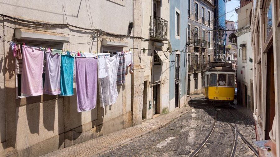 Lisbon: Jewish Quarter Guided Walking Tour - Entering Lisbon’s Jewish story at Praça do Comércio