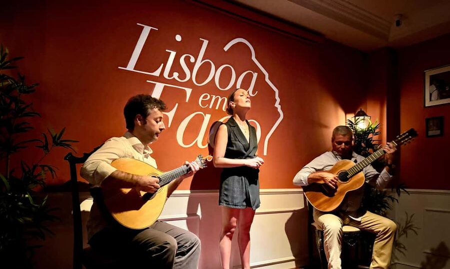 Lisbon: Live Fado Show with Port Wine at Lisboa em Fado - The welcome glass: port wine or juice, and a smarter start