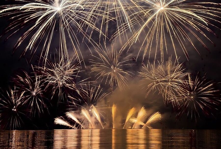 Lisbon: New Year’s Eve Fireworks Tagus River Sailing Cruise - The fireworks moment at Commerce Square, with wine and wish-making