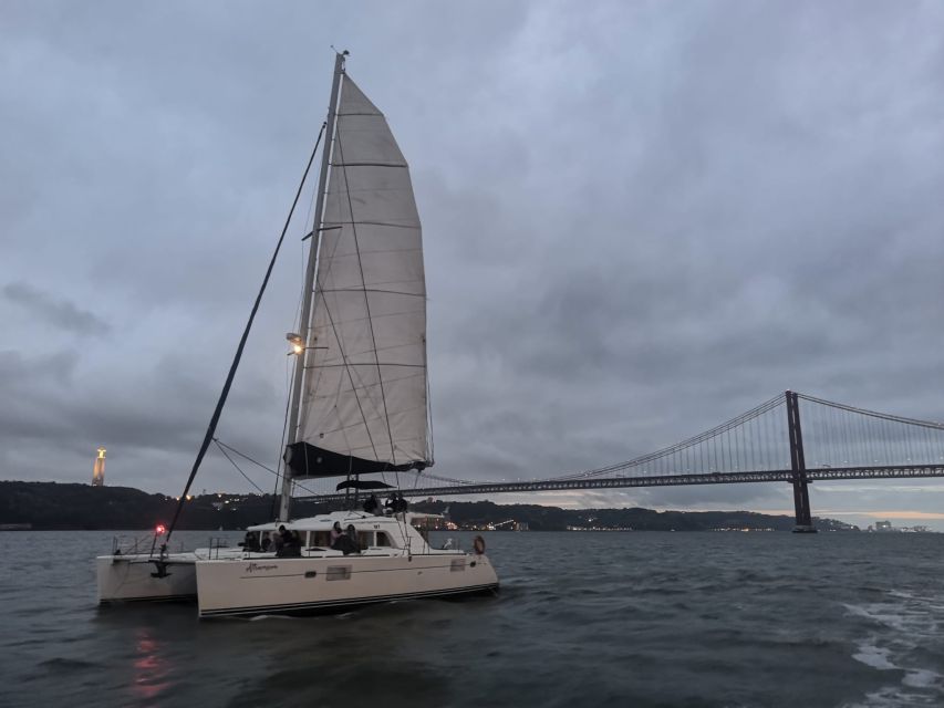 Lisbon: New Year's Eve Tagus River Cruise with Open Bar - New Year’s Eve on the Tagus, what you’re really buying