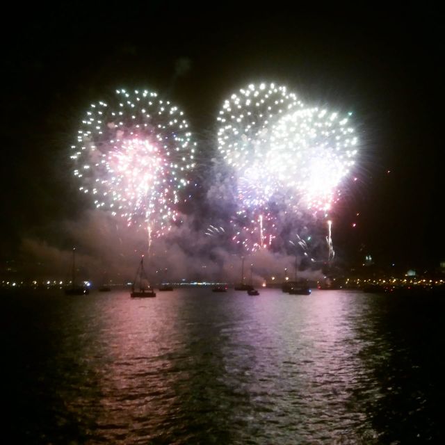 Lisbon: New Year's Eve Tagus River Cruise with Open Bar - How the timing usually feels in real life