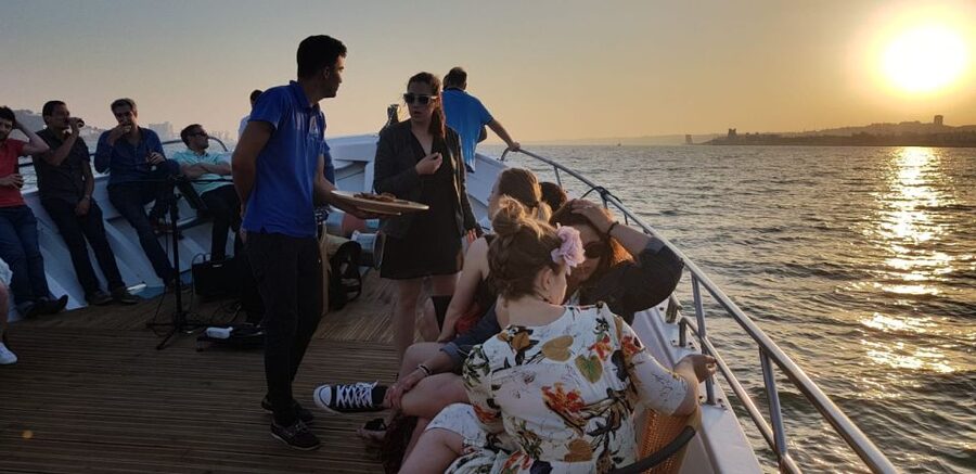 Lisbon: New Year's Eve Tagus River Cruise with Open Bar - Price and value: is $235 worth it?