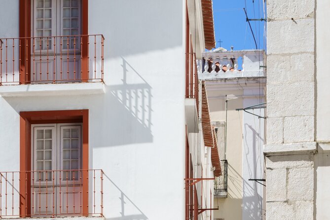 Lisbon Old town Tour - Largo do Chafariz de Dentro: where Alfama gathers