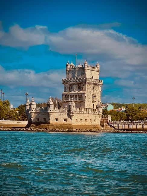 Lisbon On a Sailboat - Cultural Facts and Sailing Experience - Why sailing the Tagus changes how you see Lisbon