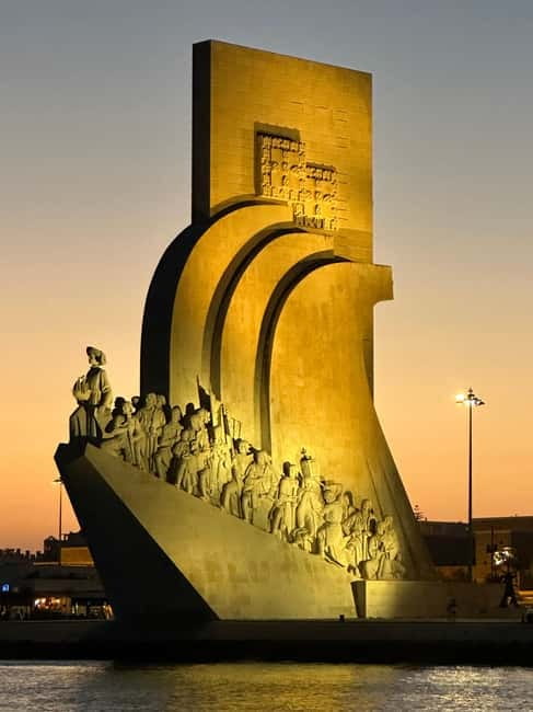 Lisbon On a Sailboat - Cultural Facts and Sailing Experience - The first minutes matter: welcome drink, hoisting sails, and a real safety brief