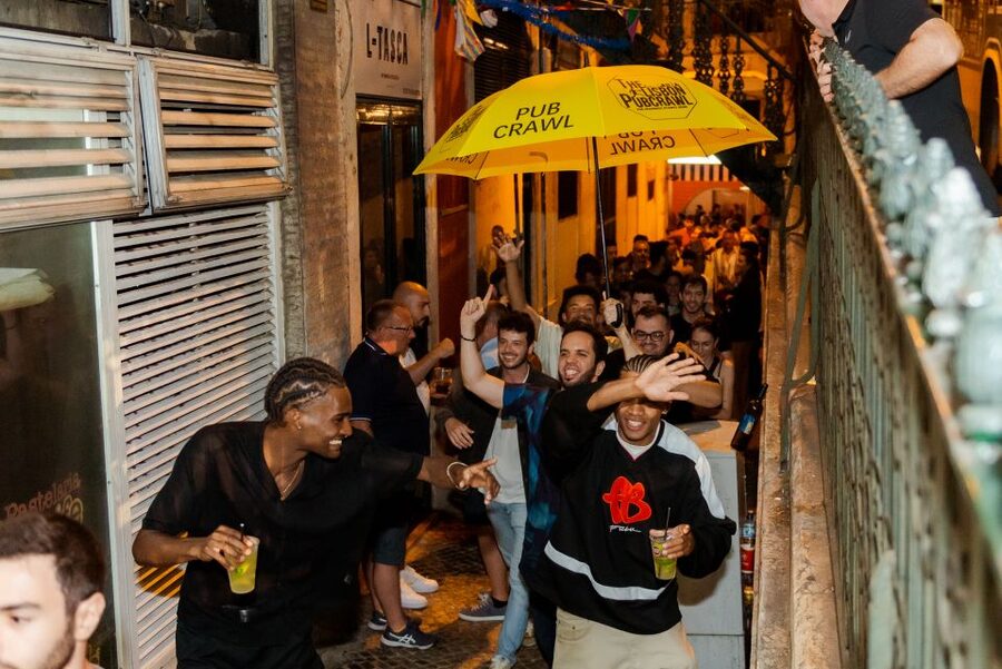 Lisbon PinkStreet Pubcrawl: 1hOpen Bar, Shots,VIP Club Entry - How the Drinks Work: Shots, Beer, Sangria, and Optional Spirits