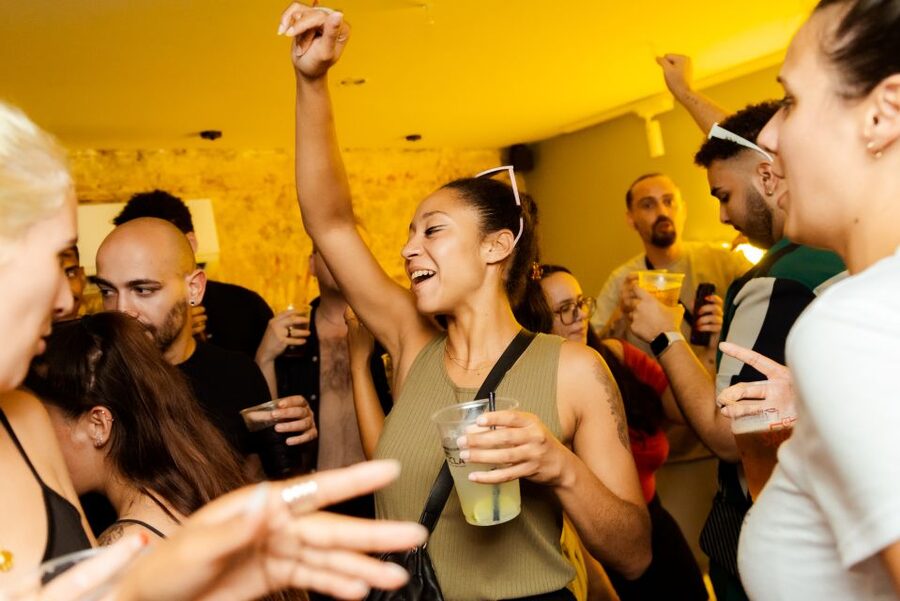 Lisbon Premium Pubcrawl: 1h Open Bar, Shots, VIP Club Entry - Cais do Sodré for 1 Hour: The Quick Finish Before the Club