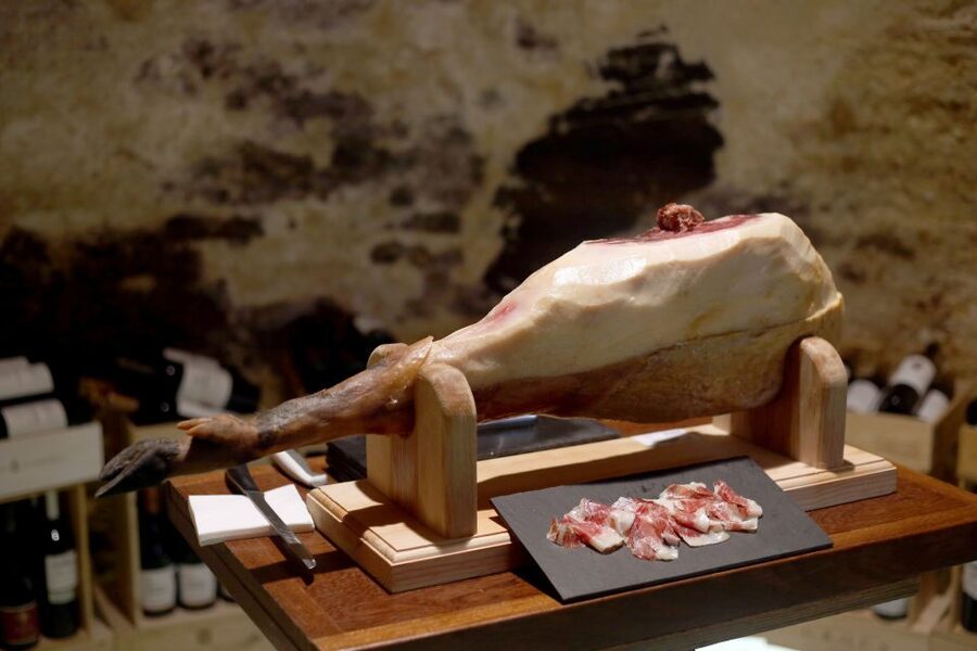 Lisbon: Premium Wine and Tapas Tasting Session - Pata negra ham and Iberian sausages, paired with intention