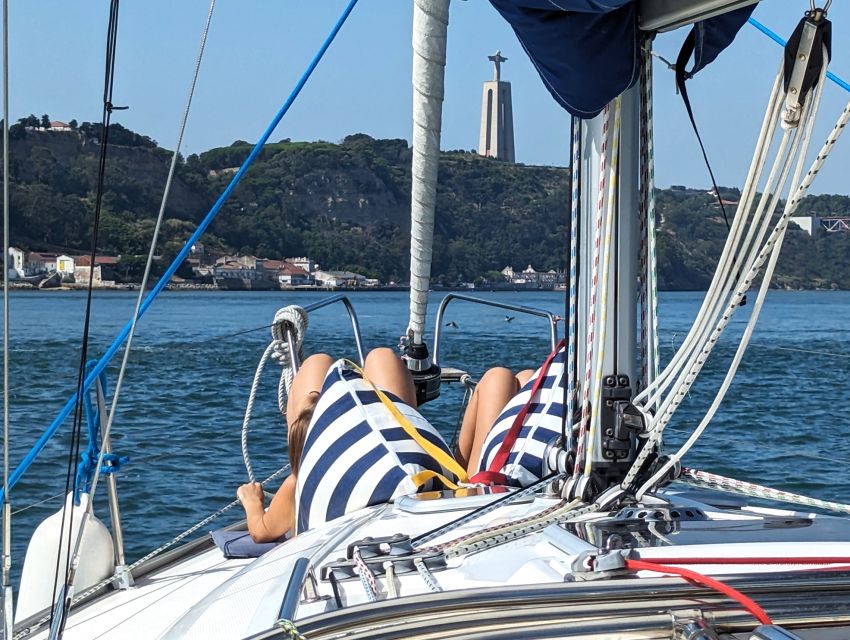 Lisbon: Private Boutique Boat Tour – Sail in Style - Alfama, the National Pantheon, and the city center from Praça do Comércio